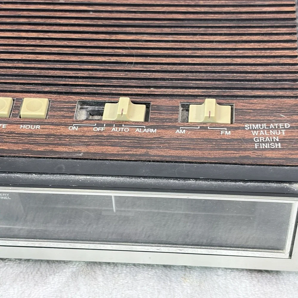 Vintage Realistic Chronomatic-230 Alarm Clock Radio‎ AM/FM Woodgrain Tested